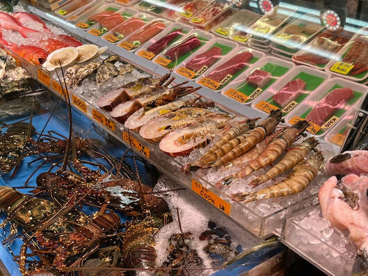 牧志市場現買現烤！蝦蟹超新鮮，吃到嘴巴停不下來