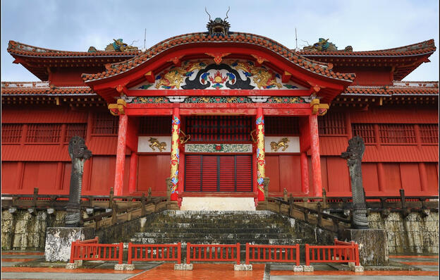 首里城紅瓦古蹟美翻！站在這裡感覺整個時空穿越了