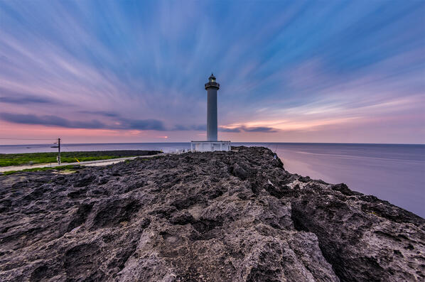 殘波岬斷崖日落超浪漫，夕陽掉進海裡的那一刻心都化了