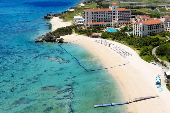 殘波岬海灘旁有很多漂亮的海邊飯店.