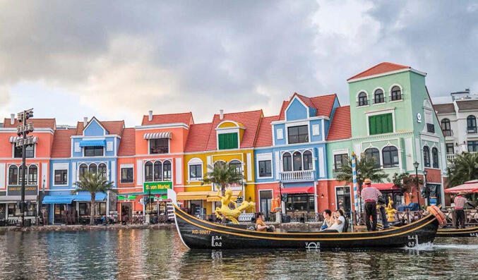 貢多拉船在日落小鎮划過去，浪漫到不行～你想跟誰一起來？