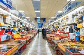 札嘎其市場生魚片一盤接一盤!新鮮到爆,吃到嘴巴停不下來