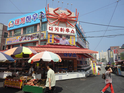 機張市場海鮮超新鮮！現撈現烤，吃到肚子圓滾滾超滿足